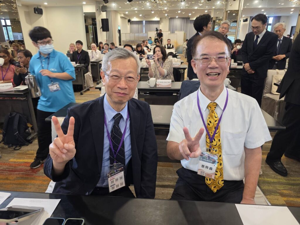 衛生局葉彥伯局長與醫師公會蔡梓鑫理事長合照